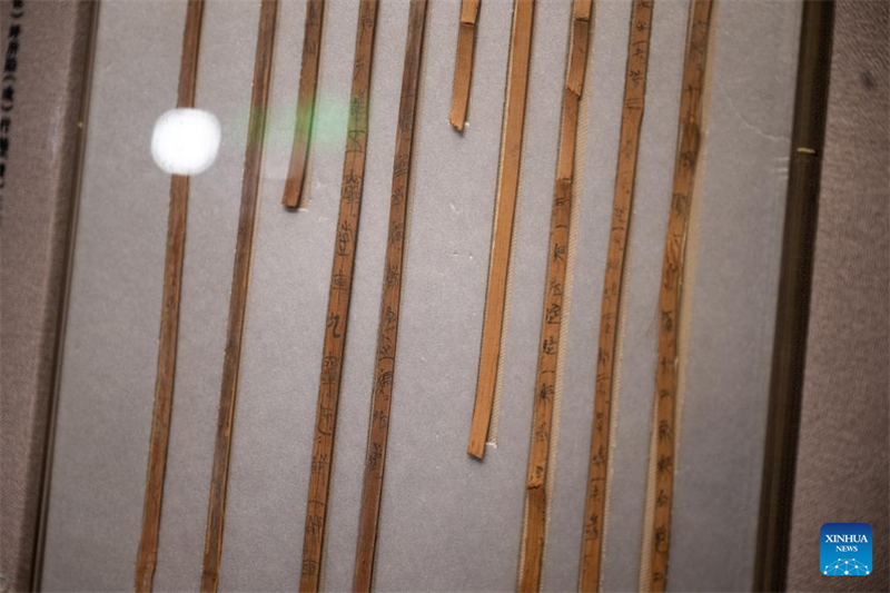 Έκθεση «Αρχαία κινεζικά μπαμπού και ξύλινα πινακίδια» εγκαινιάστηκε στο Επαρχιακό Μουσείο της επαρχίας Χουμπέι