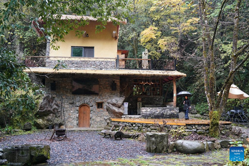 Η φωτογραφία που τραβήχτηκε στις 29 Οκτωβρίου του 2025, δείχνει μια άποψη του βιομηχανικού πάρκου τουρισμού υγείας στην κομητεία Τζενπίνγκ, της επαρχίας Σαανσί. (Φωτογραφία / Xinhua)