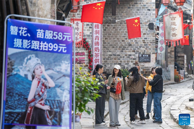 Τουρίστες επισκέπτονται την αρχαία οδό στην κωμόπολη Γιανγκλοουντόνγκ της πόλης Τσιμπί