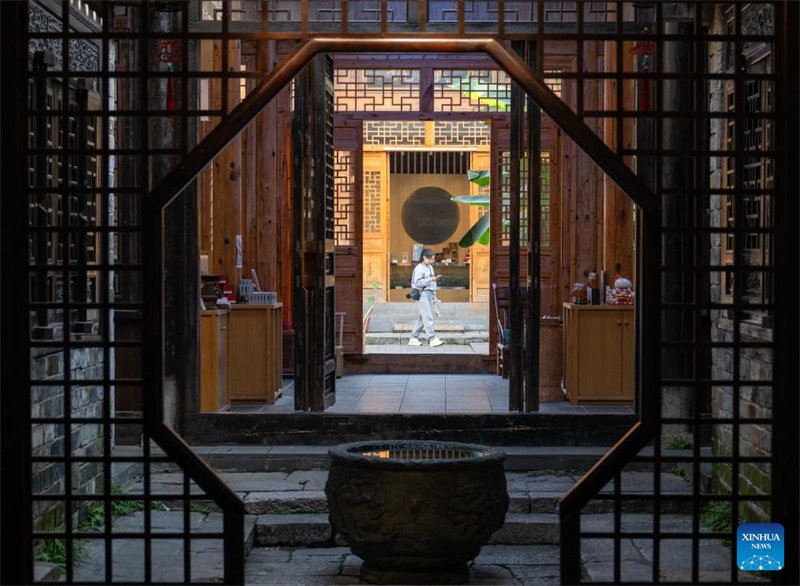 Τουρίστες επισκέπτονται την αρχαία οδό στην κωμόπολη Γιανγκλοουντόνγκ της πόλης Τσιμπί