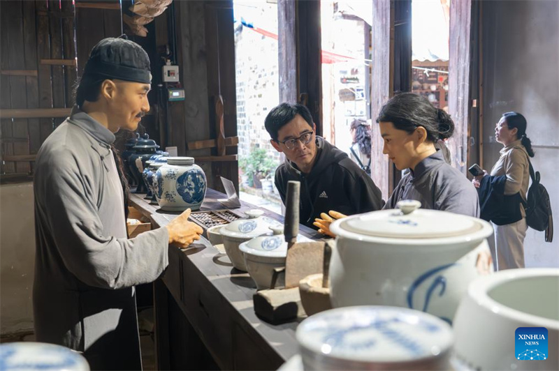 Τουρίστες επισκέπτονται την αρχαία οδό στην κωμόπολη Γιανγκλοουντόνγκ της πόλης Τσιμπί