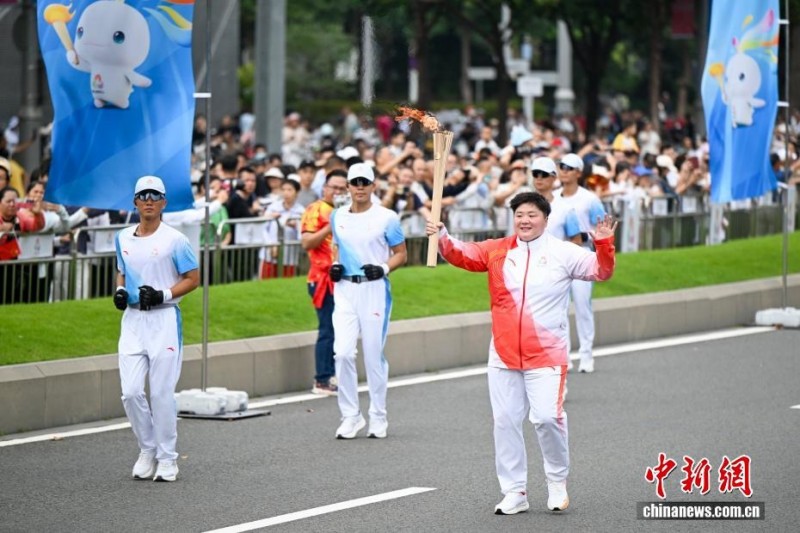 Στους 15ους Εθνικούς Αγώνες της Κίνας (Γκουανγκντόνγκ-Χονγκ Κονγκ-Μακάο) διεξήχθη λαμπαδηδρομία