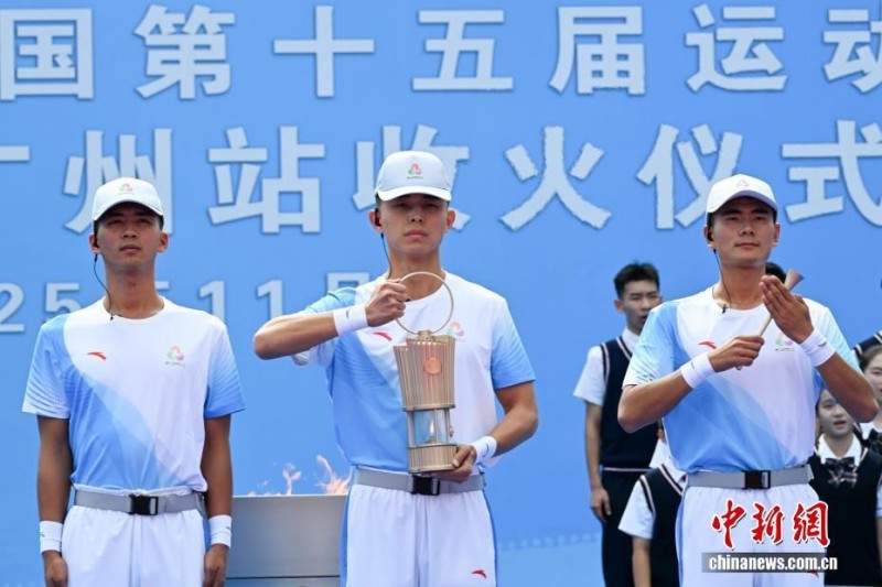 Στους 15ους Εθνικούς Αγώνες της Κίνας (Γκουανγκντόνγκ-Χονγκ Κονγκ-Μακάο) διεξήχθη λαμπαδηδρομία