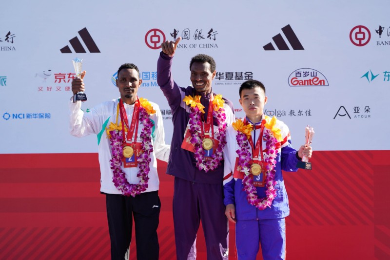 Αιθίοπες δρομείς στέφθηκαν νικητές στον Μαραθώνιο του Πεκίνου — αριθμός ρεκόρ συμμετεχόντων σπάει το φράγμα των 3 ωρών