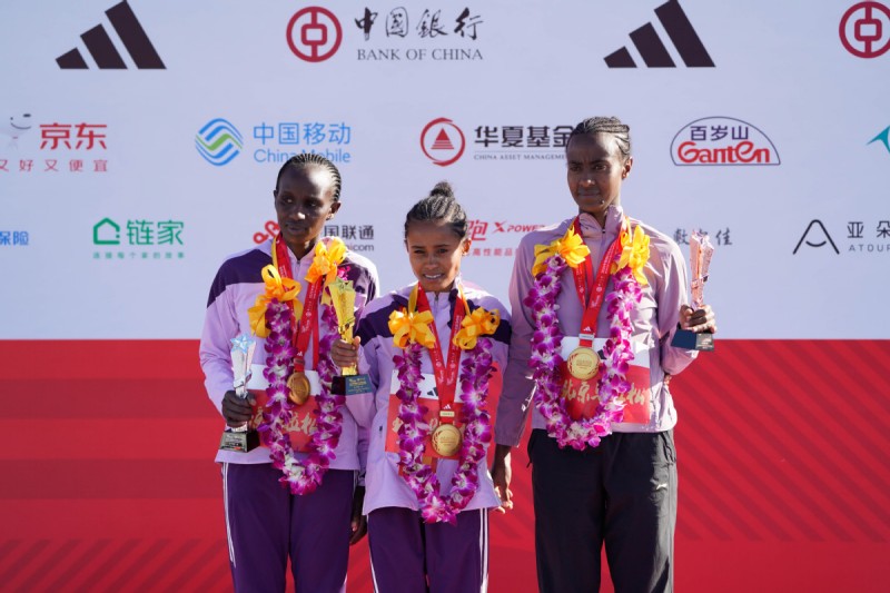 Αιθίοπες δρομείς στέφθηκαν νικητές στον Μαραθώνιο του Πεκίνου — αριθμός ρεκόρ συμμετεχόντων σπάει το φράγμα των 3 ωρών