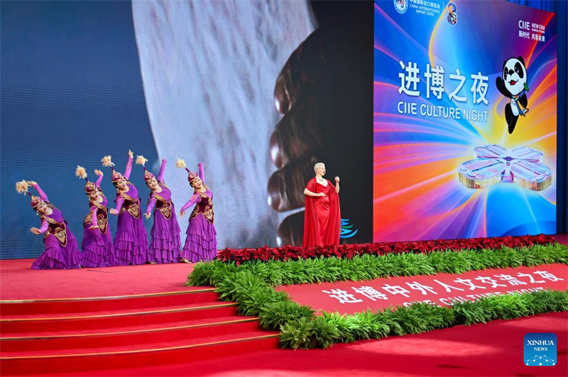Καλλιτέχνες εμφανίζονται στην εκδήλωση «Πολιτιστική Νύχτα» της Διεθνούς Έκθεσης Εισαγωγών της Κίνας