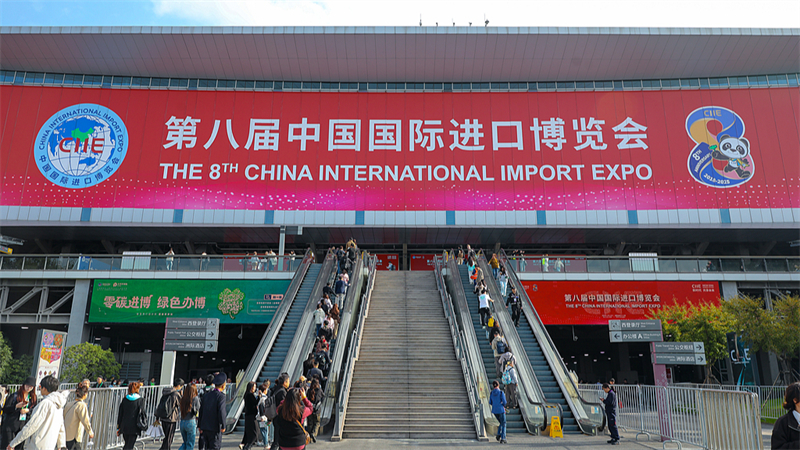 Η όγδοη Διεθνής Έκθεση Εισαγωγών της Κίνας (CIIE) ολοκληρώνεται στη Σαγκάη της ανατολικής Κίνας, στις 10 Νοεμβρίου 2025. (Φωτογραφία / Xinhua)
