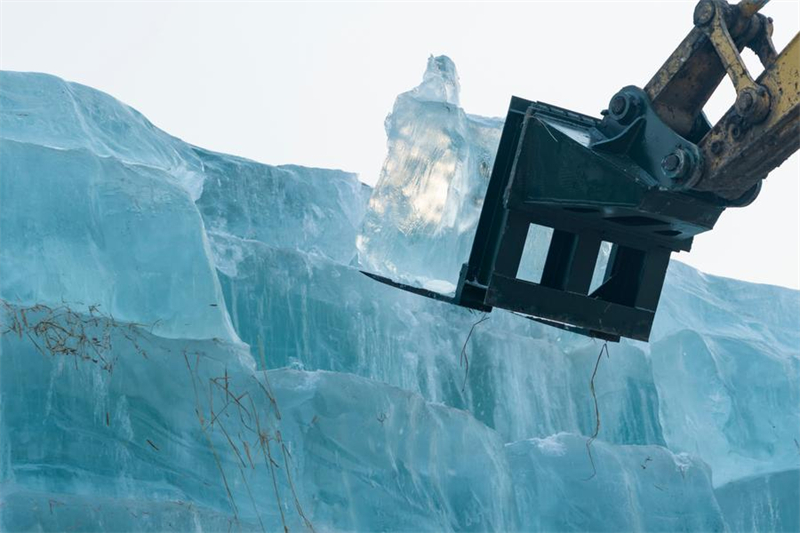 Μηχάνημα μεταφέρει παγάκια σε μια αποθήκη πάγου για τον Κόσμο Πάγου-Χιονιού της πόλης Χαρμπίν, στην πόλη Χαρμπίν, της επαρχίας Χεϊλονγκτζιάνγκ, στις 24 Νοεμβρίου του 2025. (Φωτογραφία / Xinhua)