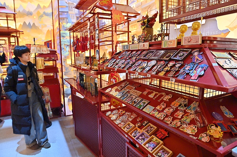 Πελάτες περιηγούνται σε προϊόντα σε ένα κατάστημα μόδας «γκουοτσάο» στην Τσανγκτσούν, στην επαρχία Τζιλίν, στις 18 Φεβρουαρίου 2025.