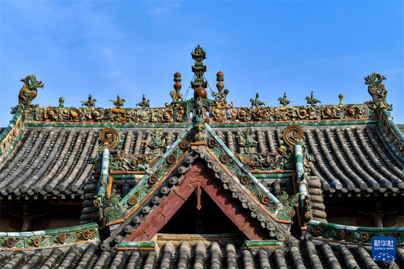 «Ξωτικά» σκαρφαλωμένα στις κορυφές αρχαίων στεγών