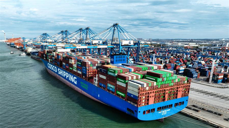 Μια φωτογραφία από drone δείχνει την εκφόρτωση ενός πλοίου στο Λιμάνι Τσιντζόου. (Φωτογραφία / Xinhua)