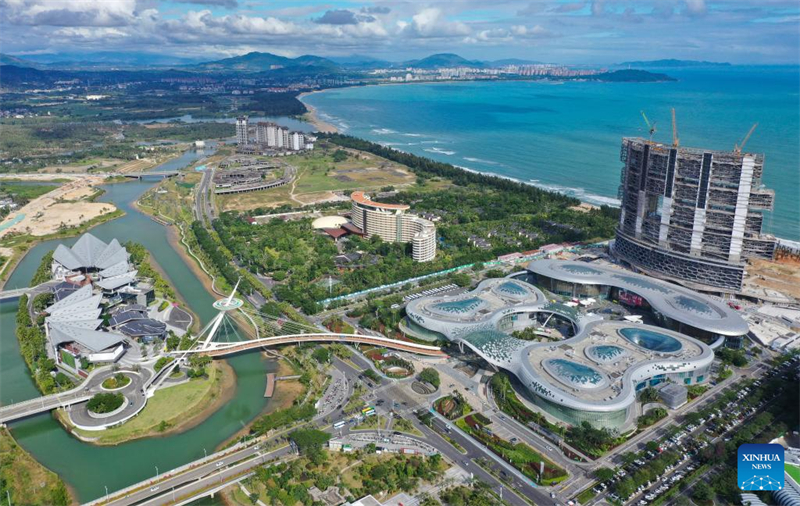 Αεροφωτογραφία που τραβήχτηκε στις 30 Νοεμβρίου του 2025 και δείχνει ένα αφορολόγητο εμπορικό κέντρο στην πόλη Σανγιά της επαρχίας Χαϊνάν. (Φωτογραφία / Xinhua)