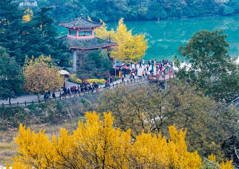To Ντουτζιανγκγιάν μαγεύει τους τουρίστες με μια έκρηξη χρωμάτων