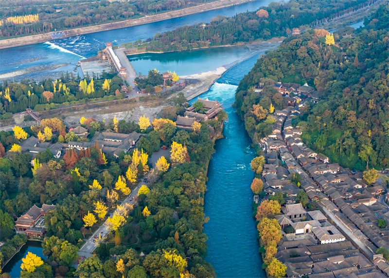 To Ντουτζιανγκγιάν μαγεύει τους τουρίστες με μια έκρηξη χρωμάτων