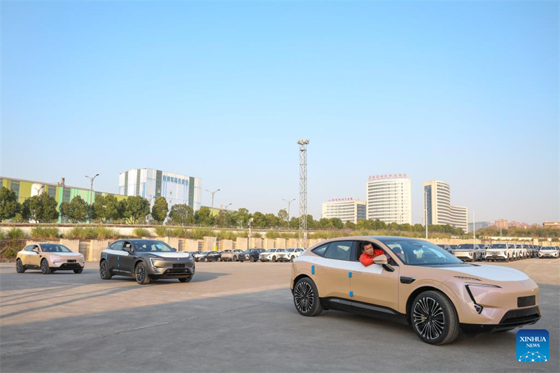 Οχήματα νέας ενέργειας κατασκευασμένα στο δήμο Τσονγκίνγκ και προοριζόμενα για εξαγωγή μεταφέρονται σε εμπορικό τρένο σε μια βάση εφοδιαστικής εμπορικών οχημάτων στο δήμο Τσονγκτσίνγκ, στις 29 Νοεμβρίου 2025. (Φωτογραφία / Xinhua)