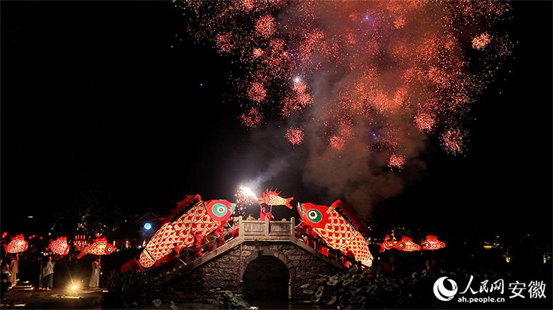 H άυλη πολιτιστική κληρονομιά, τα φανάρια ψαριών, προσελκύουν πλήθος επισκεπτών
