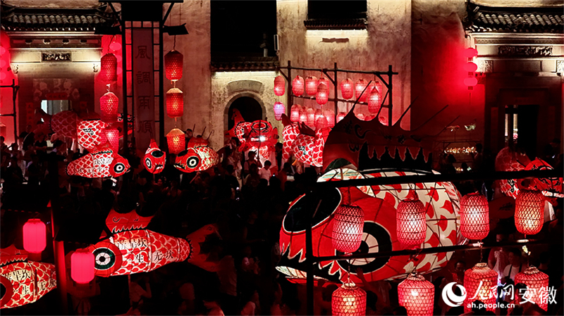 H άυλη πολιτιστική κληρονομιά, τα φανάρια ψαριών, προσελκύουν πλήθος επισκεπτών