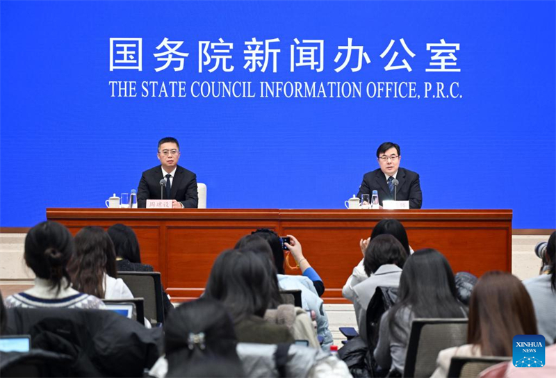 Ο Fu Linghui (δεξιά) παρευρίσκεται σε συνέντευξη Τύπου που διοργάνωσε το Γραφείο Πληροφοριών του Κρατικού Συμβουλίου (SCIO) σχετικά με την οικονομική απόδοση της Κίνας τον Νοέμβριο του 2025, στο Πεκίνο, στις 15 Δεκεμβρίου 2025. (Φωτογραφία / Xinhua)