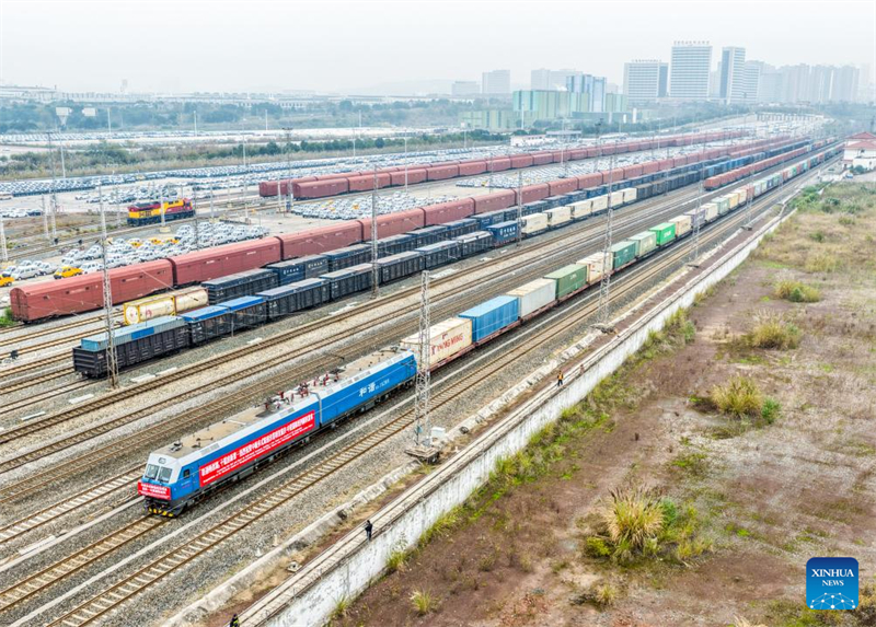 Δύο εμπορευματικές αμαξοστοιχίες στο πλαίσιο του Πολυτροπικού Επιδεικτικού Προγράμματος Κίνας-Σιγκαπούρης αναχωρούν από τον Δήμο Τσονγτσίνγκ