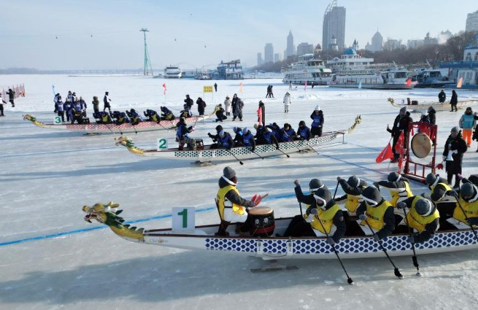 Ο παγωμένος ποταμός Σονγκχουά στην Χαρμπίν προσελκύει πλήθη ανθρώπων για να διασκεδάσουν με θέμα τον πάγο και το χιόνι