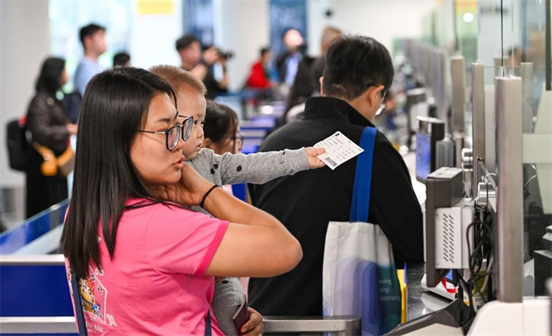 Ο πρώτος μήνας ειδικών τελωνειακών ελέγχων σε ολόκληρο το νησί του Ελεύθερου Λιμένα της επαρχίας Χαϊνάν βελτιώνει την εξυπηρέτηση των επιβατών