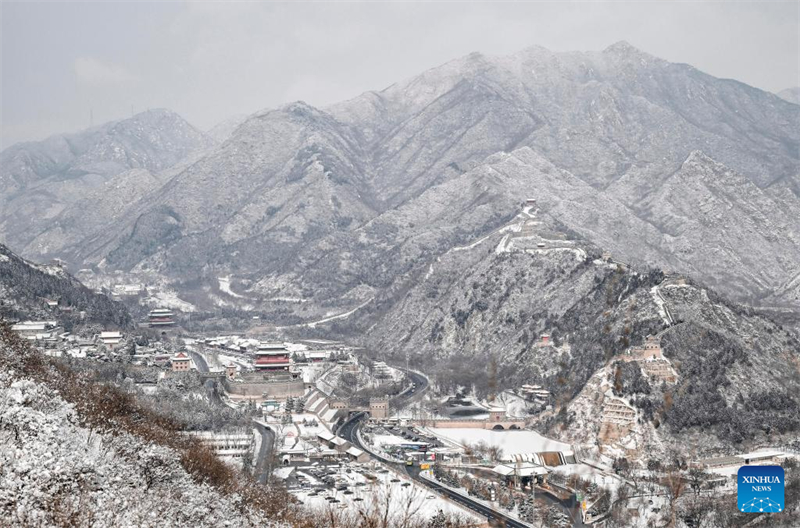Τοπίο του Σινικού Τείχους μετά από χιονόπτωση στο Πεκίνο
