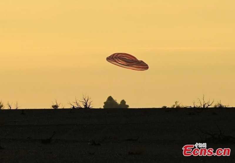Η κάψουλα επιστροφής του διαστημικού σκάφους Shenzhou-20 προσγειώνεται με ασφάλεια στη Γη