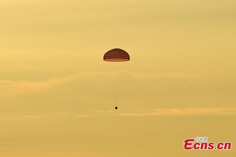 Η κάψουλα επιστροφής του διαστημικού σκάφους Shenzhou-20 προσγειώνεται με ασφάλεια στη Γη