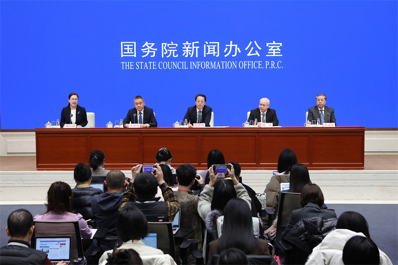 Η Κίνα έχει επιτύχει τους κύριους στόχους οικονομικής και κοινωνικής ανάπτυξης για το 2025, με την ανάπτυξη να παραμένει σταθερή, την ανθεκτικότητα να ενισχύεται και τις πολιτικές να αποφέρουν μεγαλύτερα οφέλη στα νοικοκυριά, δήλωσε την Τρίτη ανώτερος οικονομικός σύμβουλος. Ο Γουάνγκ Τσανγκλίν, αναπληρωτής επικεφαλής της Εθνικής Επιτροπής Ανάπτυξης και Μεταρρυθμίσεων (NDRC), δήλωσε σε ενημέρωση του Κρατικού Συμβουλίου ότι οι κινεζικές αρχές θα διερευνήσουν και θα παρουσιάσουν ένα σχέδιο δράσης για την περίοδο 2026-2030 για την επέκταση της εγχώριας ζήτησης. Είπε ότι η Κίνα θα εντείνει επίσης την υποστήριξη της καινοτομίας μέσω μέτρων όπως η αξιοποίηση ενός εθνικού ταμείου καθοδήγησης επιχειρηματικών κεφαλαίων, η μελέτη της δημιουργίας ενός ταμείου συγχωνεύσεων και εξαγορών σε κρατικό επίπεδο και η βελτίωση της ανάπτυξης των κυβερνητικών επενδυτικών κεφαλαίων. Κοιτάζοντας μπροστά, ο αξιωματούχος της NDRC, Τζόου Τσεν, δήλωσε ότι η οικονομική δομή της Κίνας θα συνεχίσει να βελτιώνεται το 2026, με τους παράγοντες ανάπτυξης να στρέφονται ολοένα και περισσότερο προς την καινοτομία. Η προστιθέμενη αξία της ψηφιακής οικονομίας αναμένεται να φτάσει περίπου τα 49 τρισεκατομμύρια γιουάν (7 τρισεκατομμύρια δολάρια) το 2025, αντιπροσωπεύοντας περίπου το 35% του ΑΕΠ της χώρας, ενώ οι νέες τεχνολογίες και τα έργα υψηλής τεχνολογίας κερδίζουν δυναμική. Η Κίνα έχει επί του παρόντος 24 clusters καινοτομίας που κατατάσσονται μεταξύ των 100 κορυφαίων στον κόσμο, τα υψηλότερα παγκοσμίως για τρίτη συνεχόμενη χρονιά. Οι πολιτικές που προωθούν τις αναβαθμίσεις εξοπλισμού και τις προωθήσεις συναλλαγών καταναλωτικών αγαθών έχουν επίσης αποφέρει ισχυρά αποτελέσματα. Το 2025, κεφάλαια από εξαιρετικά μακροπρόθεσμα ειδικά ομόλογα του Δημοσίου υποστήριξαν περίπου 8.400 έργα, οδηγώντας σε συνολικές επενδύσεις άνω του 1 τρισεκατομμυρίου γιουάν, δήλωσε ο αξιωματούχος της NDRC, Γουάνγκ Σαντσένγκ. Για το 2026, οι αρχές έχουν επεκτείνει το πεδίο εφαρμογής του προγράμματος και έχουν διαθέσει αρχικά 62,5 δισεκατομμύρια γιουάν για την υποστήριξη εθνικών προγραμμάτων εμπορίου, με ενοποιημένα πρότυπα επιδοτήσεων για οχήματα, επιλεγμένες οικιακές συσκευές και ψηφιακά και έξυπνα προϊόντα.