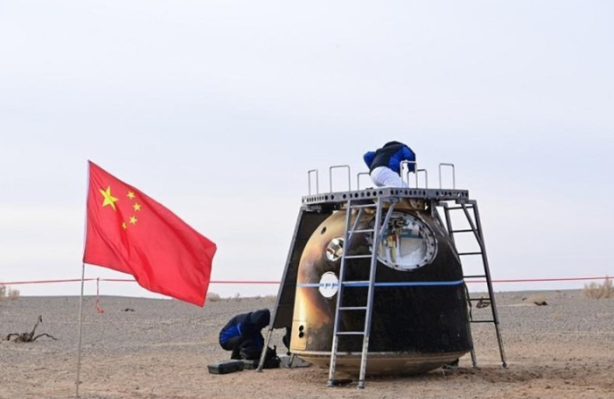 Η κάψουλα επιστροφής του διαστημικού σκάφους Shenzhou-20 προσγειώνεται με ασφάλεια στη Γη