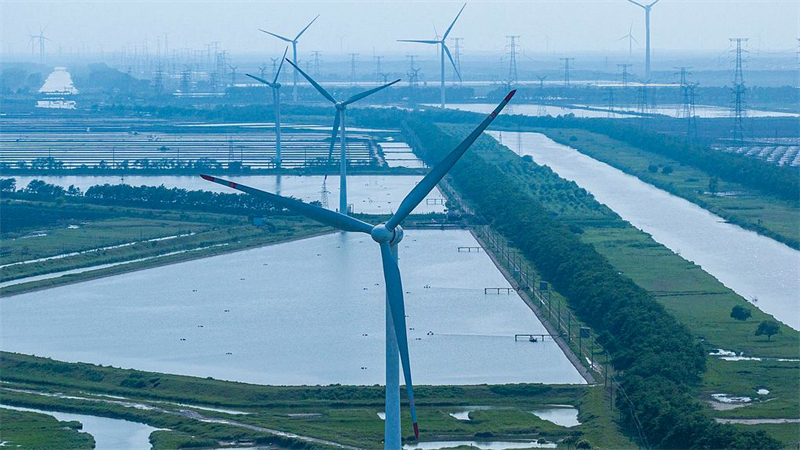 Αιολικό πάρκο ανοικτής θάλασσας Νταφένγκ στην πόλη Γιαντσένγκ, στην επαρχία Τζιανγκσού της ανατολικής Κίνας, στις 22 Ιουνίου 2025.