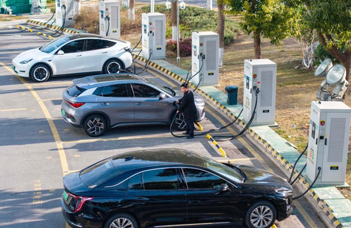 Η Κίνα κατασκευάζει το μεγαλύτερο δίκτυο φόρτισης ηλεκτρικών οχημάτων στον κόσμο