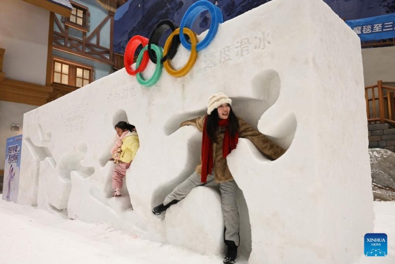 Οι άνθρωποι απολαμβάνουν τον χρόνο τους σε έναν εσωτερικό χώρο στον κόσμο πάγου και χιονιού στη Σαγκάη