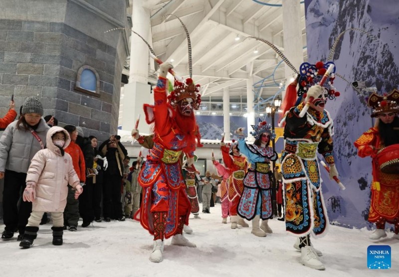 Οι άνθρωποι απολαμβάνουν τον χρόνο τους σε έναν εσωτερικό χώρο στον κόσμο πάγου και χιονιού στη Σαγκάη