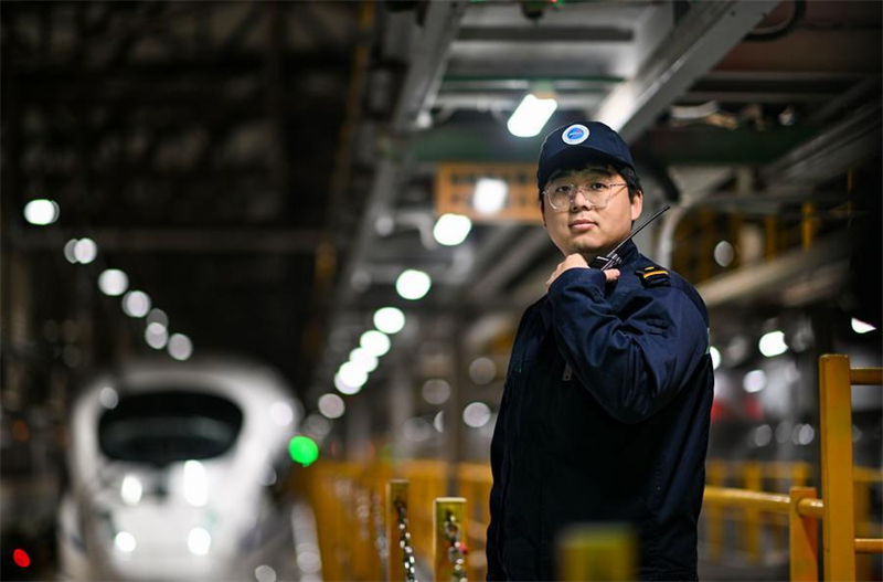 Τεχνικός συντήρησης τρένων υψηλής ταχύτητας διασφαλίζει την ομαλή διεξαγωγή των μετακινήσεων κατά τη διάρκεια της εορταστικής περιόδου του Φεστιβάλ της Άνοιξης