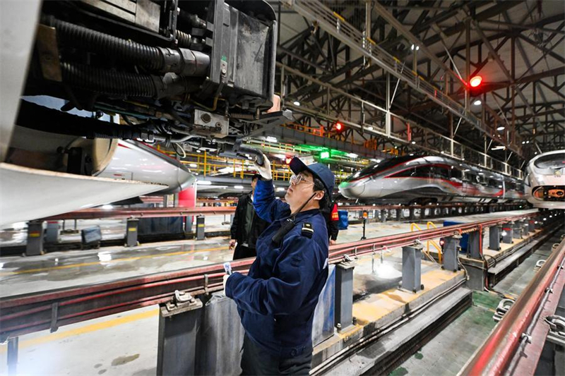 Τεχνικός συντήρησης τρένων υψηλής ταχύτητας διασφαλίζει την ομαλή διεξαγωγή των μετακινήσεων κατά τη διάρκεια της εορταστικής περιόδου του Φεστιβάλ της Άνοιξης