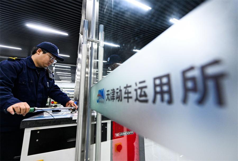 Τεχνικός συντήρησης τρένων υψηλής ταχύτητας διασφαλίζει την ομαλή διεξαγωγή των μετακινήσεων κατά τη διάρκεια της εορταστικής περιόδου του Φεστιβάλ της Άνοιξης