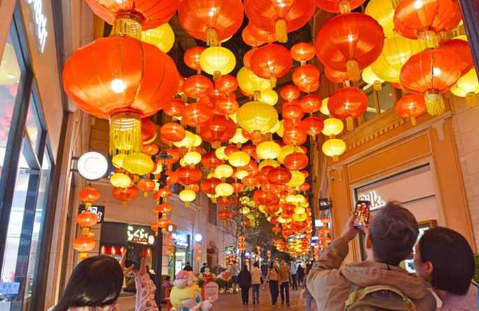 Φανάρια υψώνονται για να σηματοδοτήσουν την επερχόμενη Κινεζική Πρωτοχρονιά στο Χονγκ Κονγκ