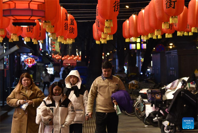 Φαναράκια είναι κρεμασμένα για τον εορτασμό του επερχόμενου Φεστιβάλ της Άνοιξης στο Πεκίνο