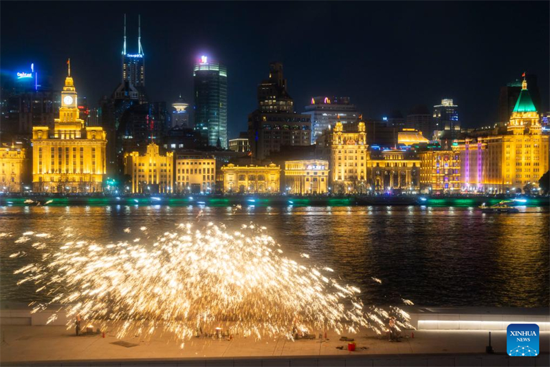 Παράσταση πυροτεχνημάτων λιωμένου σιδήρου στη Σαγκάη