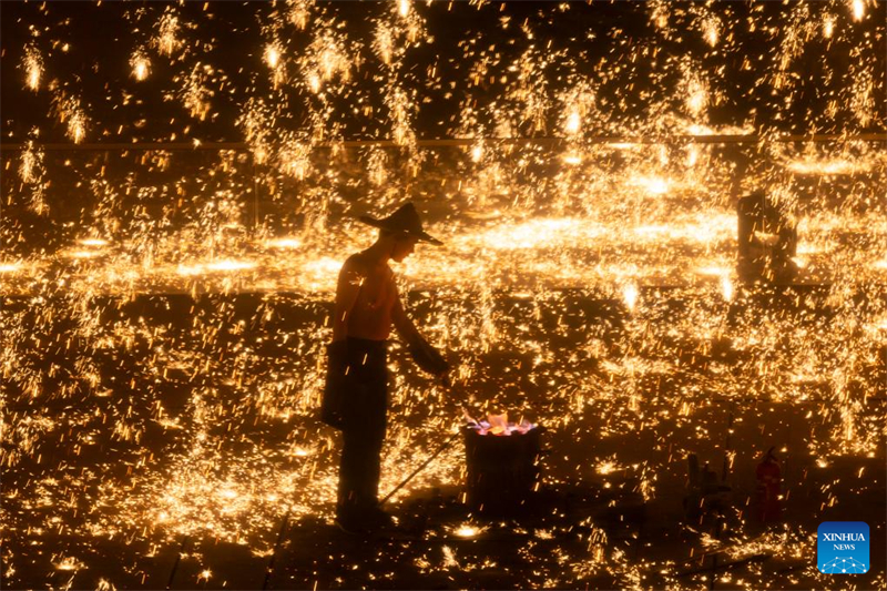 Παράσταση πυροτεχνημάτων λιωμένου σιδήρου στη Σαγκάη