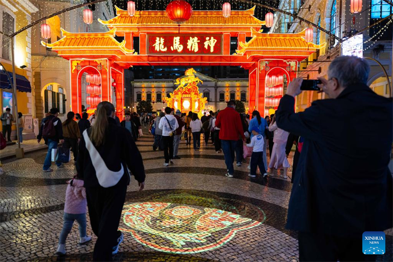 Εορταστικά διακοσμητικά τοποθετούνται για το επερχόμενο Κινεζικό Νέο Έτος στο Μακάο