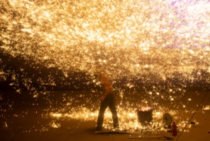 Παράσταση πυροτεχνημάτων λιωμένου σιδήρου στη Σαγκάη