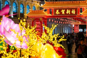 Εορταστικά διακοσμητικά τοποθετούνται για το επερχόμενο Κινεζικό Νέο Έτος στο Μακάο