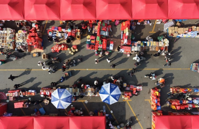 Αγορές σε όλη την Κίνα σφύζουν από κόσμο καθώς οι άνθρωποι προετοιμάζονται για το επερχόμενο Φεστιβάλ της Άνοιξης