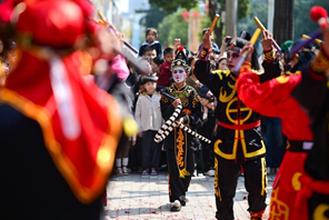 Χορός Yingge παρουσιάζεται στην επαρχία Γκουανγκντόνγκ για να μεταφέρει τις καλύτερες ευχές για το νέο έτος