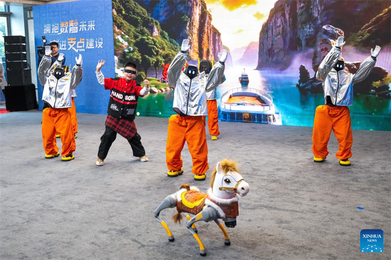 Ηλεκτρικά αεροσκάφη κάθετης απογείωσης και προσγείωσης και ανθρωποειδή ρομπότ κάνουν το ντεμπούτο τους στην πόλη Γουχάν