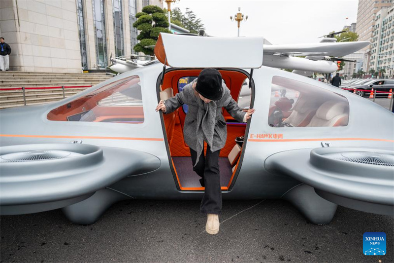 Ηλεκτρικά αεροσκάφη κάθετης απογείωσης και προσγείωσης και ανθρωποειδή ρομπότ κάνουν το ντεμπούτο τους στην πόλη Γουχάν