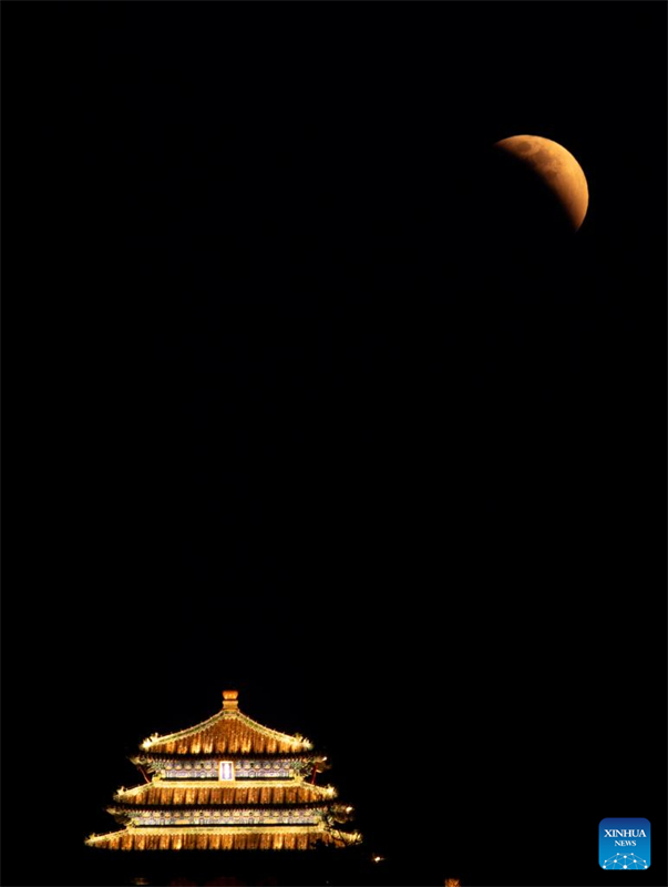 Ολική έκλειψη σελήνης παρατηρήθηκε σε ολόκληρη την Κίνα