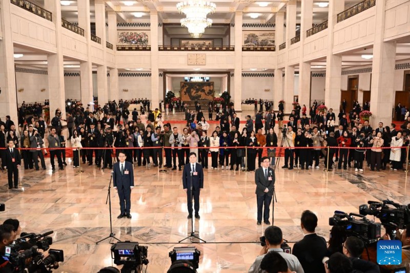 Τα μέλη της CPPCC σε ομαδική συνέντευξη πριν από την ετήσια συνεδρία